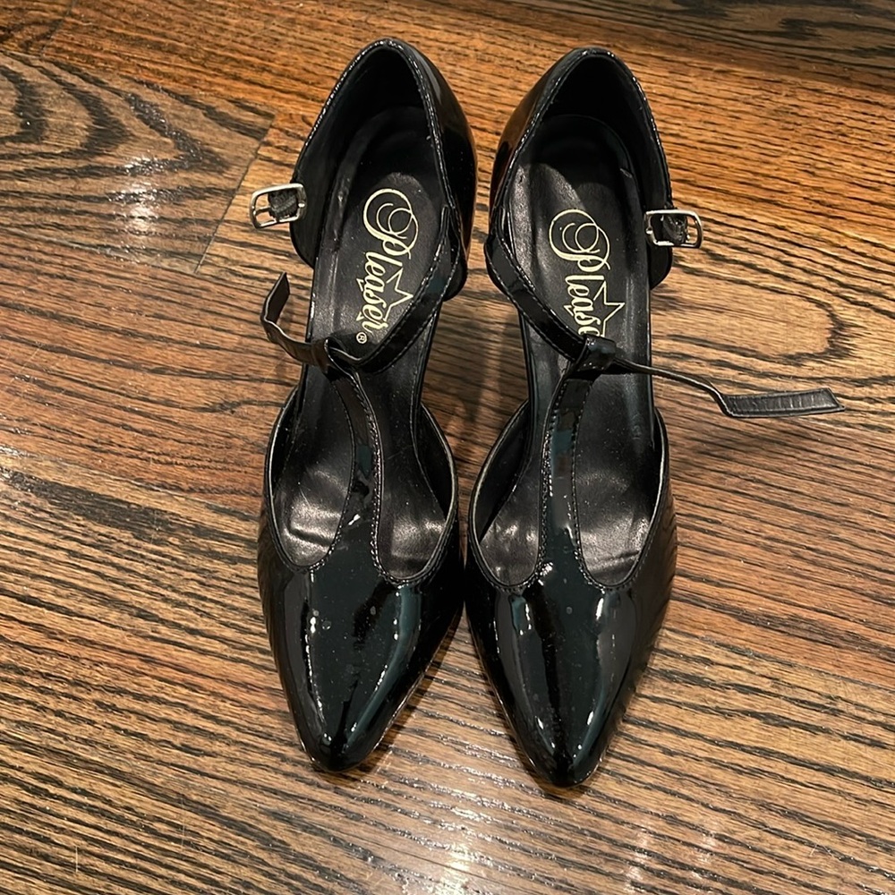 Unique Vintage black patent heels